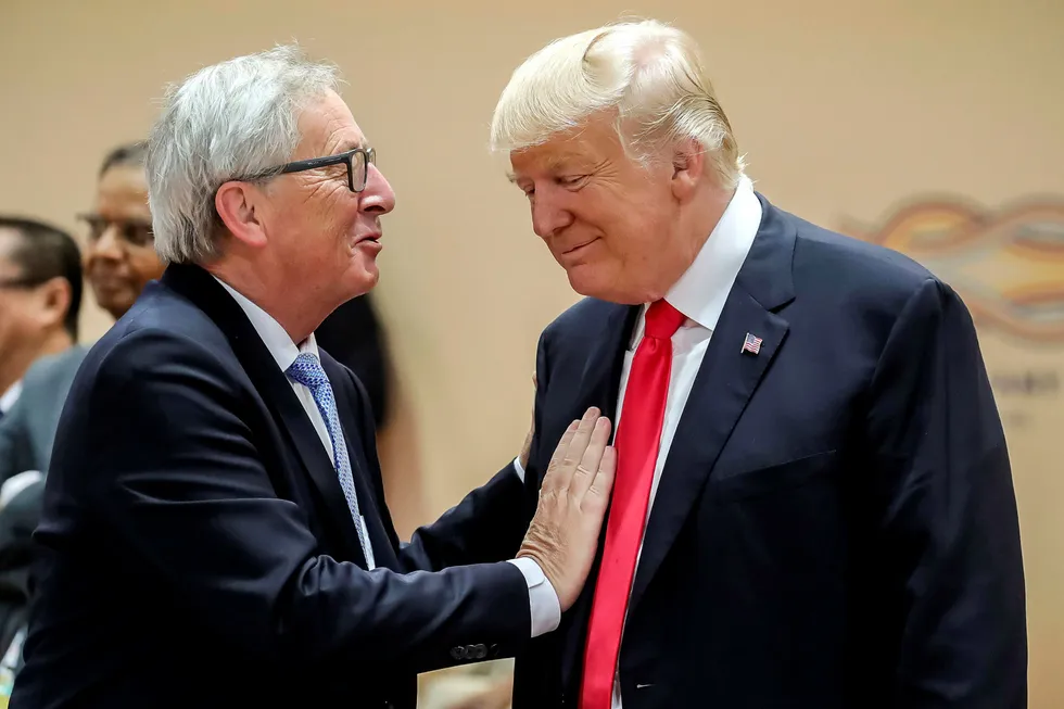 Det var god tone mellom USAs president Donald Trump og Europakommisjonens leder Jean-Claude Juncker under G20-møtet i Hamburg i fjor. Nå settes forholdet på prøve. Foto: Reuters/NTB Scanpix