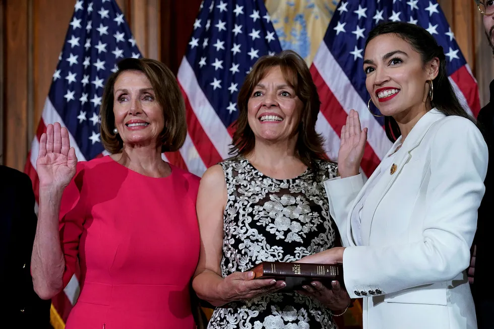 Demokratenes veteran Nancy Pelosi (til venstre) er i konflikt med nykomlingen Alexandria Ocasio-Cortez (til høyre).