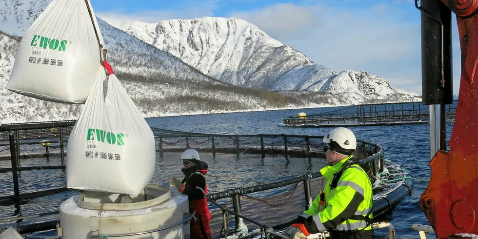 RINGVIRKNINGSEFFEKT: Driftsleder Eilif Johansen (t.v.) og akvateknikker Tommy Johansen fyller opp beholderne på laksemerdene med fôr.på en oppdrettslokalitet til Cermaq i Altafjorden. Lakseoppdrettsnæringen bidrar til en betydelig ringvirkning i Finnmark.