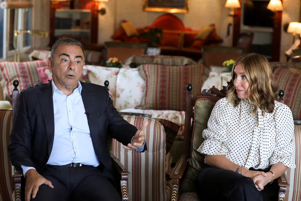 Ekteparet Carlos og Carole Ghosn er etterlyst internasjonalt etter at de to hadde hovedregien i Carlos Ghosns spektakulære flukt fra Japan for 18 måneder siden. Her fra et intervju i Beirut på mandag.