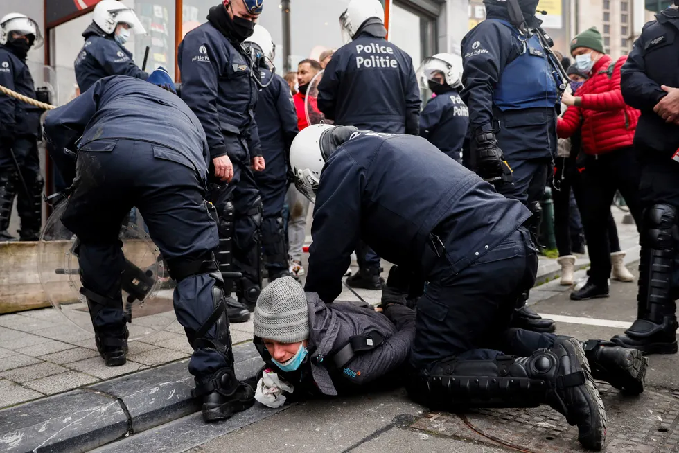 En demonstrant blir arrestert i Brussel i forbindelse med en demonstrasjon i byen.
