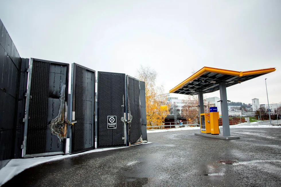 Forvridde bygningsdeler vitner om kreftene som var i sving da Uno X-stasjonen på Kjørbo i Sandvika eksploderte. Vel et halvt år senere er hydrogenstasjonene til kjeden fortsatt ikke gjenåpnet.