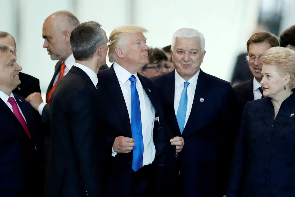 Montenegros statsminister Dusko Markovic kom bokstavelig talt i veien for president Donald Trump da Natos statsoverhoder møttes i Brussel torsdag. Mye tyder på at den amerikanske presidenten bevisst fortsetter å bruke usikkerhet for å oppnå mål i sikkerhetspolitikken. Foto: Matt Dunham/AP/NTB Scanpix