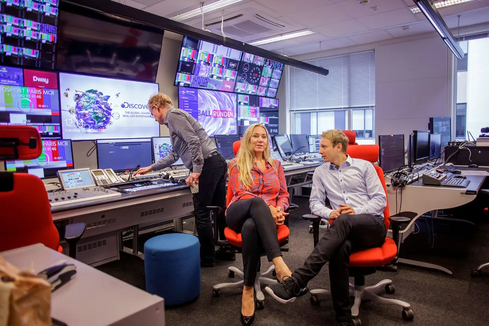 Administrerende direktør Tine Austvoll Jensen i Discovery Networks Norway (i midten) og nordisk kommunikasjonsdirektør Espen Skoland tror ikke TV 2 trenger støtte for å drive med nyheter. Teknisk sjef Kjell E. Nordli skrur på skjermene i bakgrunnen.
