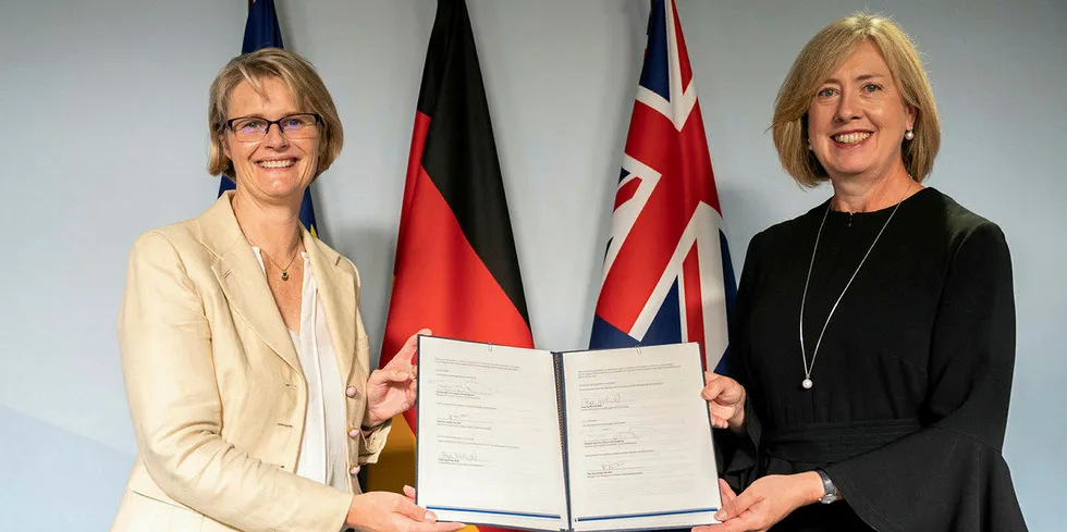 German science minister Anja Karliczek and Australian Embassador Lynette Wood show the signed agreement on hydrogen