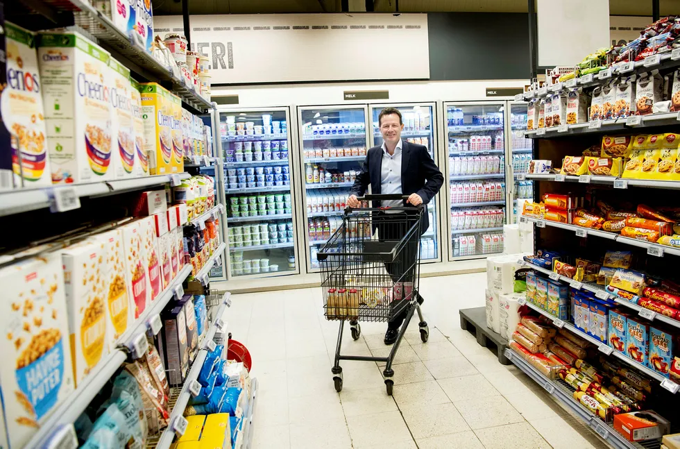 Norgesgruppens supermarkedkjeder Meny og Spar har hatt en forsiktig oppstart med dagligvaresalg på nettet. Konsernsjef Runar Hollevik påpeker at slike tjenester ikke er bærekraftige hvis ikke ekstrakostnadene med servicen dekkes inn. Foto: Elin Høyland