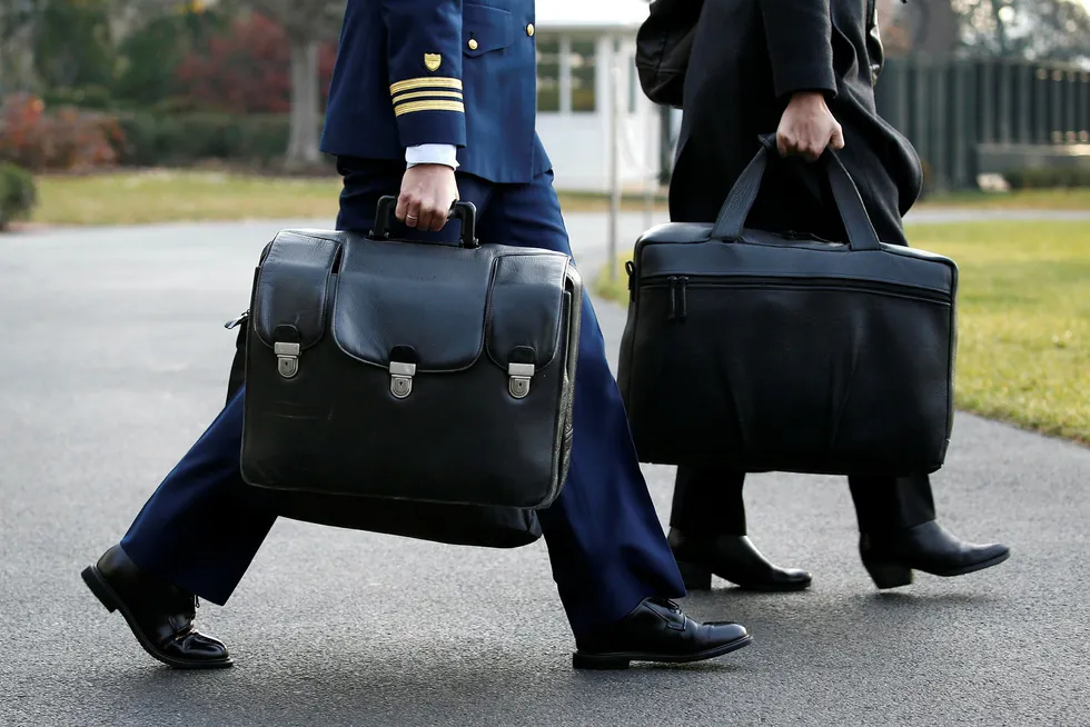 En offiser med «atomkofferten» som inneholder avfyringskodene til USAs atomvåpen følger presidenten på alle reiser. Foto: Jonathan Ernst/Reuters/NTB Scanpix