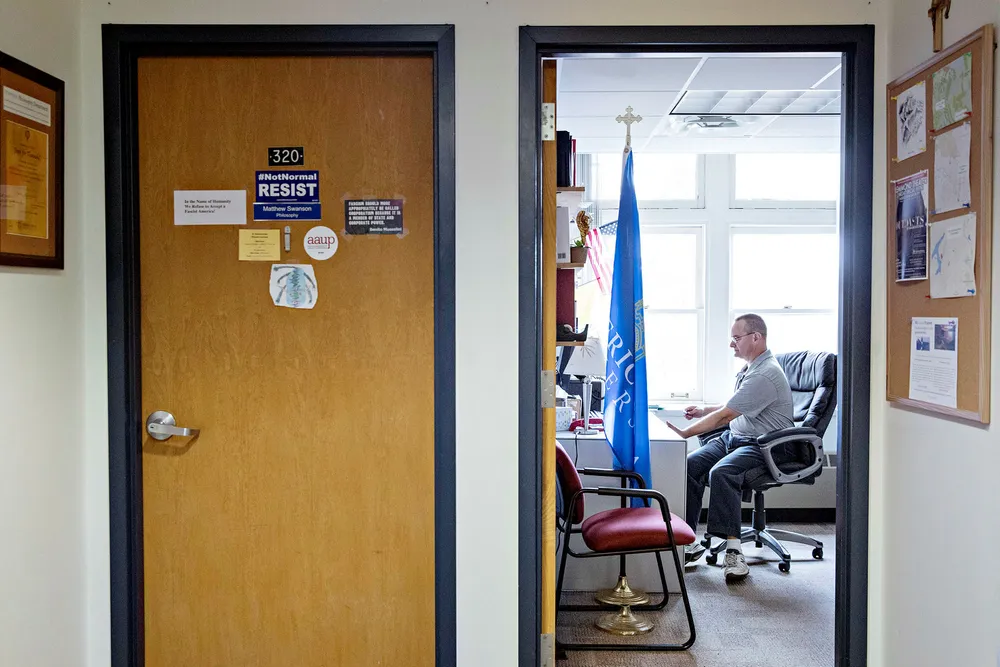 Førsteamanuensis Christopher Carr ved Misericordia University i Pennsylvania tror han er den eneste på hele fakultetet som mener Trump har gjort en god jobb som USAs president. Foto: Aleksander Nordahl
