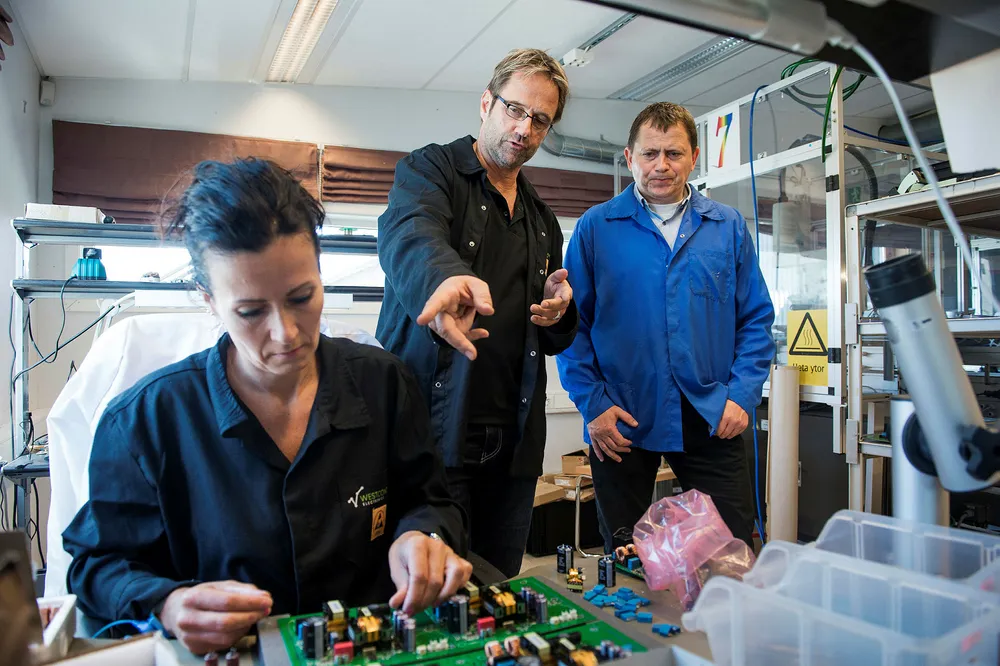 Da DN var innom Electrocompaniet i 2015, skulle selskapet kjøre ut sin nye produktlinje EC Living. Mikal Dreggevik (i midten) var ennå sjef og storeier. Elin Kvinen monterte brett og Tore Stensland var på besøk fra leverandøren IKM Haaland.