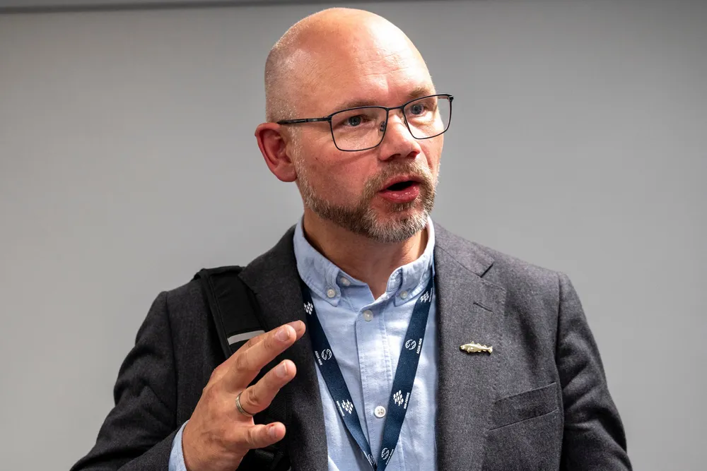 Leder i Norges Kystfiskarlaget, Tom Vegar Kiil, synes det er uforståelig at torskekvoten kuttes. Det burde han ikke, siden han selv har etterlyst større kutt, skriver Fiskeribladet.