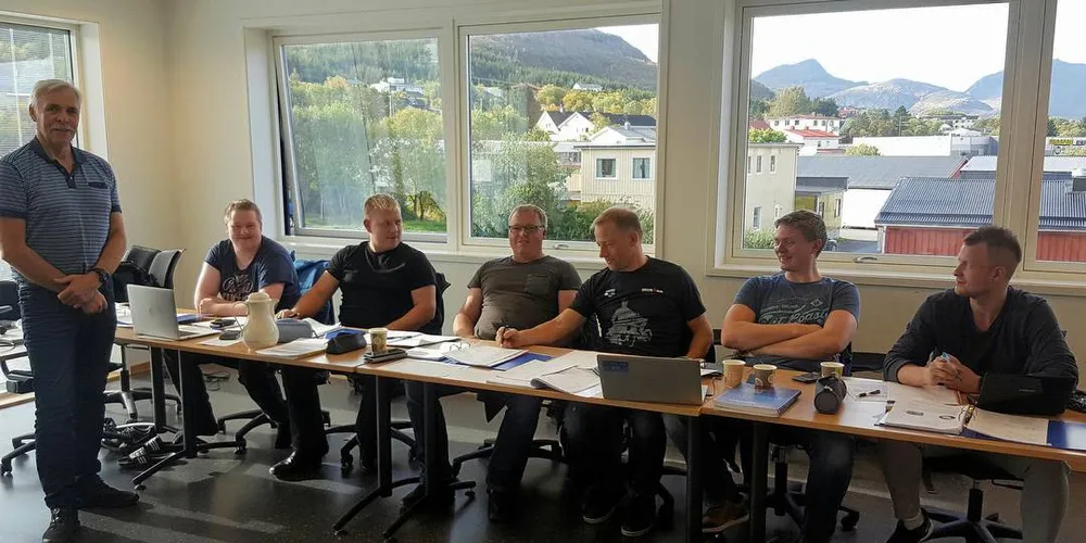 RIKTIG KURS: Instruktør Bjørn Anton Stensen (t.v.), Kristian Nilsen, Steinar Nilsen, Ben Robin Kristiansen, Erling Santi Falch, Per Henning Arntsen, Geir Ove Øvergård og Stian Wærstad.Foto: Alf Fagerheim