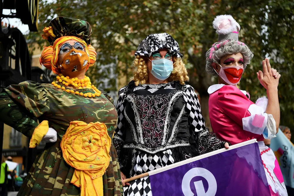 "The Dames" demonstrerer i London. "Damene" i britisk juleteater gir penger i teaterkassen. Nå er teatrene stengt og pengene fra staten kommer ikke.