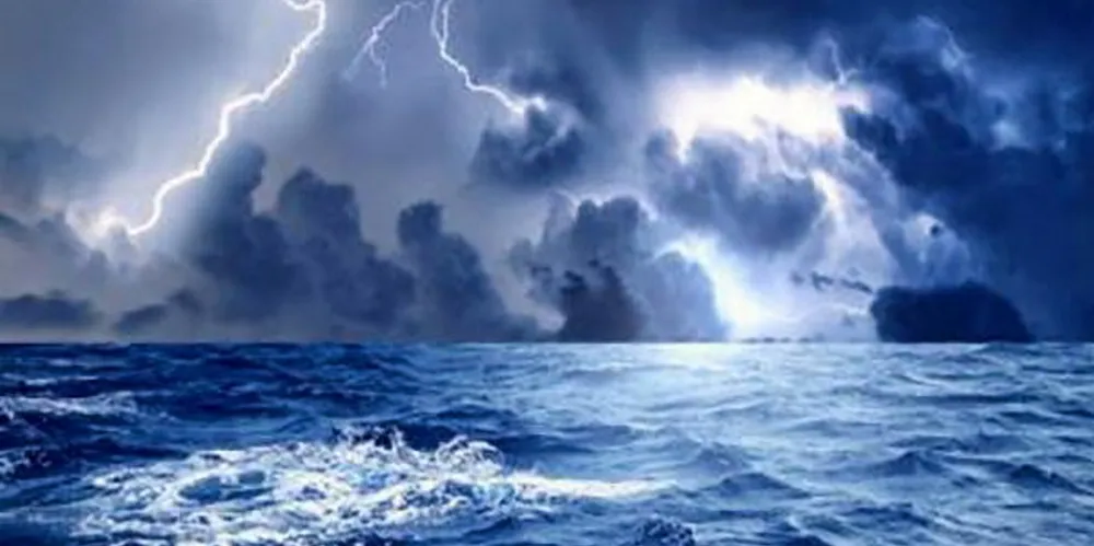 In severe weather, the ship is exposed to intense strain and stress.