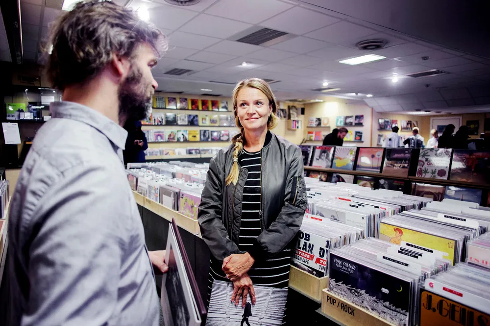 Marte Thorsby i Ifpi inne i en vinylbutikken Big Dipper i Oslo. Salget av vinyl falt i fjor etter et flerårig comeback for det fysiske formatet.