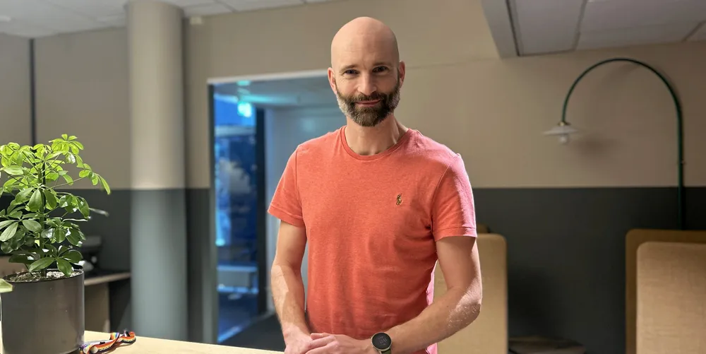 500 ansatte og konsulenter arbeider med IT i Statkraft. I løpet av 2024 skal 1000 servere flyttes ut i skyen. Ifølge Vincent Christiansen, head of cloud infrastructure i Statkraft, er flyttingen en modningsprosess. – Mye av skyteknologien er ny, og det er ikke alltid lett å vite hvordan den skal brukes, sier han.