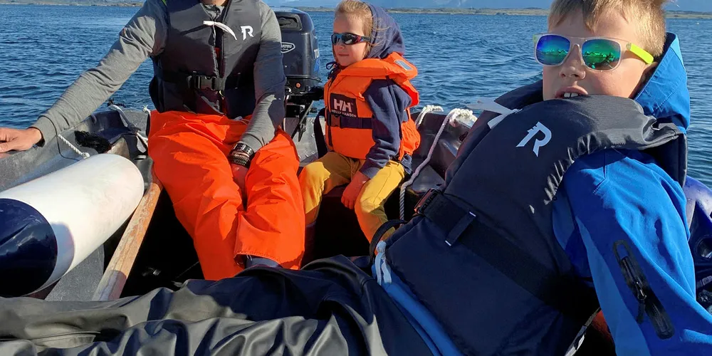 I BÅT: Fredrik Myhre fra WWF har nytt sommeren til sjøs. Her sammen med barna Frøya og Falk i Bjørnsund utenfor Bud i Møre og Romsdal.