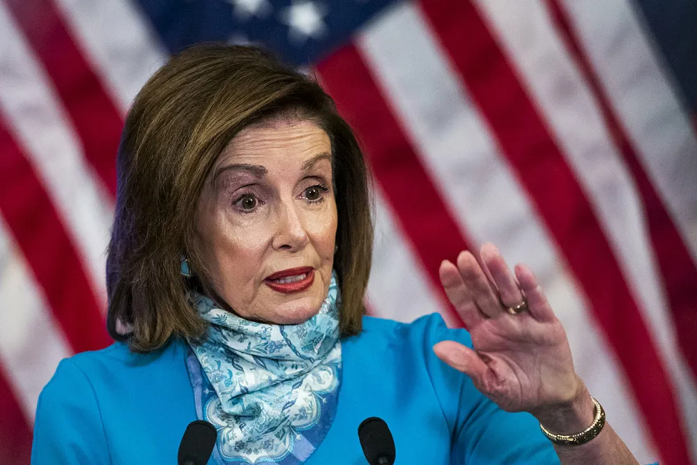 Demokratenes leder i Representantenes hus, Nancy Pelosi, la tirsdag fram et forslag til ny krisepakke. Den er på over 30.000 milliarder kroner.