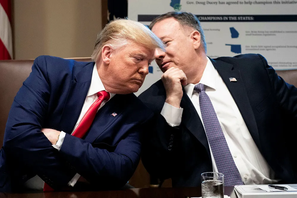 USAs president Donald Trump i samtale med utenriksminister Mike Pompeo under et regjeringsmøte i Det hvite hus. Trump har gitt Pomepo støtte for å stille som senatorkandidat fra Kansas i valget neste år.