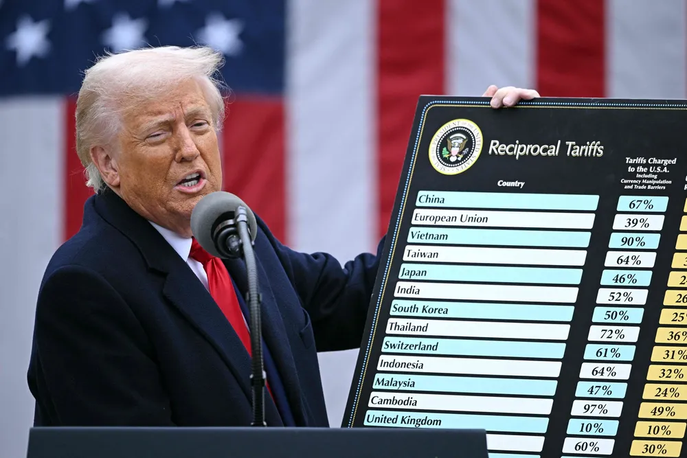 Donald Trumps økte tollsatser vil i praksis måtte betales av amerikanske forbrukere og bedrifter, ifølge kronikkskribenten.