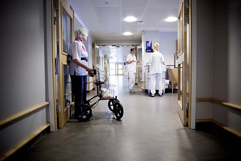 Å jobbe langsiktig for å få flere menn til å ønske å arbeide i helsesektoren, er samfunnsøkonomisk fremsynt, skriver artikkelforfatteren. Illustrasjonsfoto.