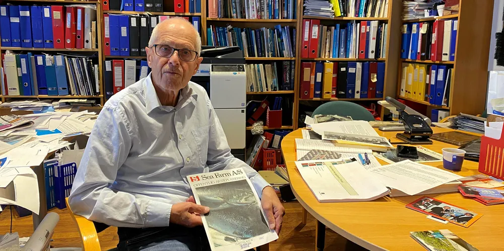 Bjørn Myrseth viser frem Sea Farms første prospekt fra 1980-årene.