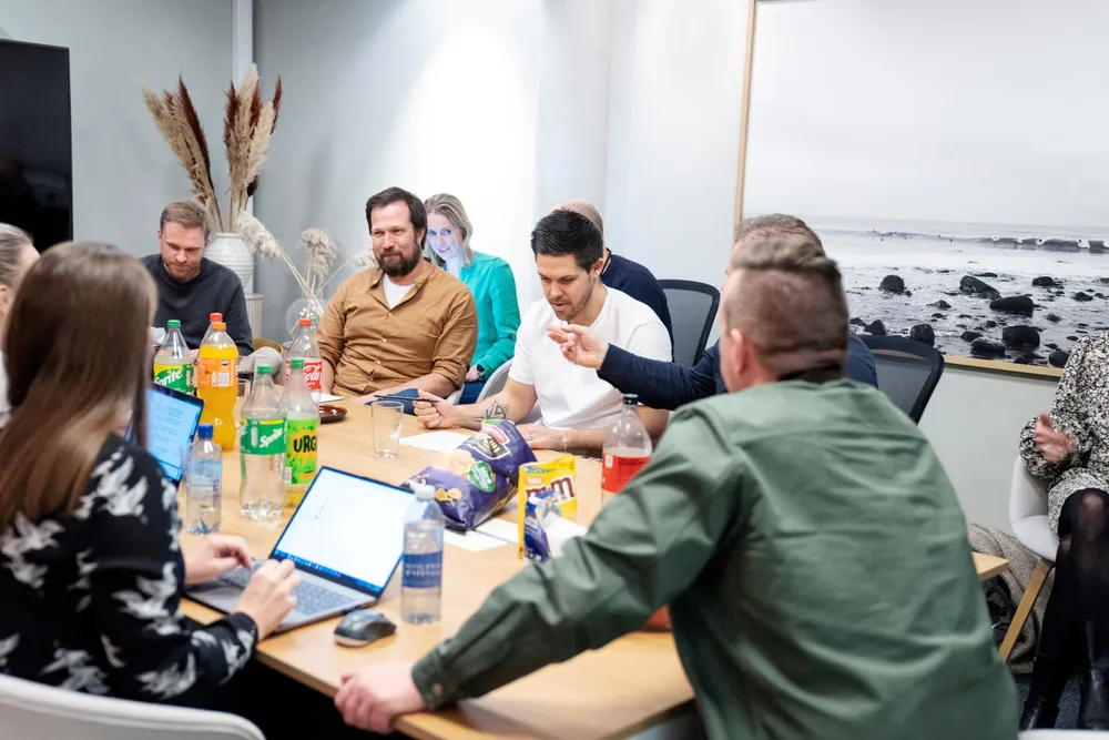 Tirsdag kveld satt en stab på Forus-kontoret i «situation room» og diskuterte videre skritt. Til venstre: Steffen Mølgaard, designsjef, Ola Stengel, programvaresjef, Maren Thu, finansdirektør, daglig leder Jonas Helmikstøl, Kjetil Næsje, teknologisjef og oppfinner. Bakfra til høyre: Kenneth Bjerga, kommunikasjonssjef Bakfra til venstre: Karen Hofland Ohm, prosjektleder.