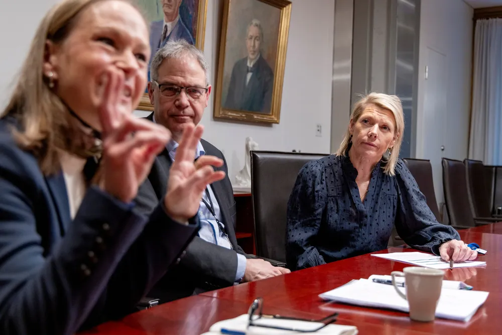 Datatilsynets direktør Line Coll og Finanstilsynets direktør Per Mathis Kongsrud inngår et gigantsamarbeid om datadeling med et titall norske finansinstitusjoner med DNB-sjef Kjerstin Braathen i spissen.