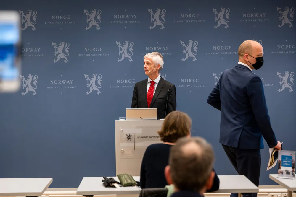 Steinar Holden, leder av Rådgivende utvalg for finanspolitiske analyser, presenterer her sin sin rapport med faglige vurderinger og råd om langsiktig bærekraft i statsfinansene med finansminister Trygve Slagsvold Vedum tilstede.