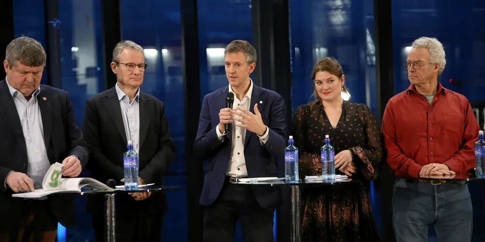 Politisk debatt etter fremleggingen av kvotemeldingen. Bengt Rune Strifeldt (Frp), Olve Grotle (H), kommunalminister Erling Sande (Sp), fiskeriminister Cecilie Myrseth (Ap), Rasmus Hansson (MDG).