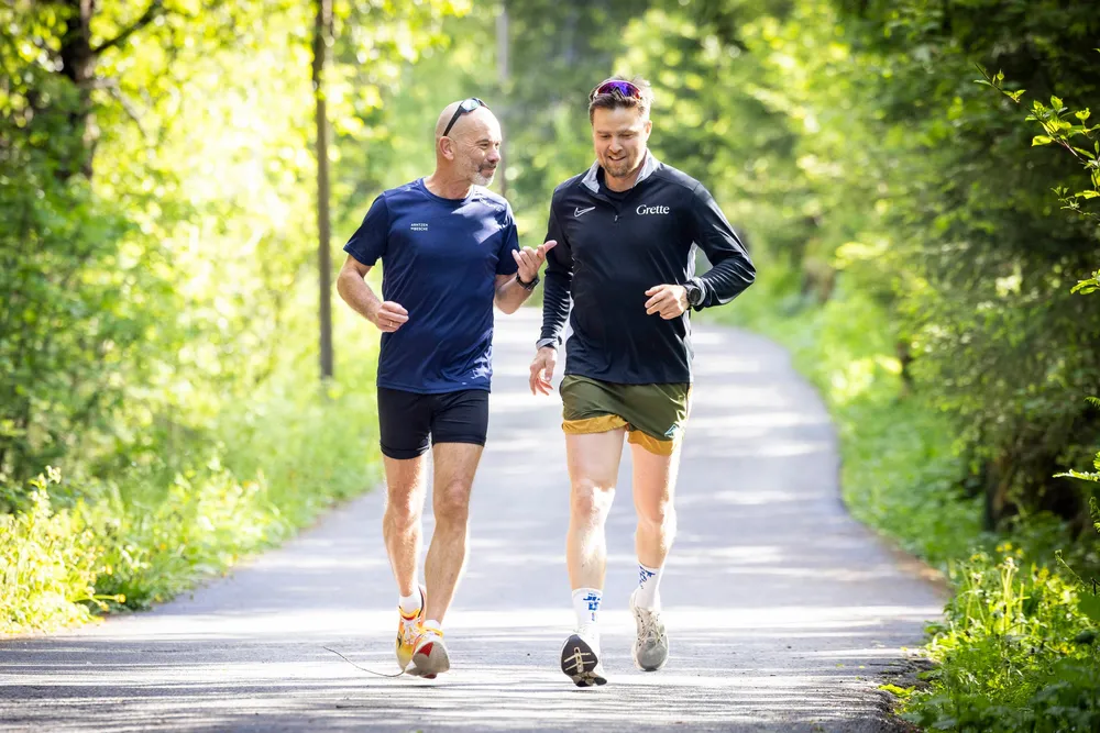 Håvard Sandnes i Arntzen de Besche (fra venstre) og Marius Svendsvoll Langnes i Grette har møttes blant annet på Lysebu i Holmenkollen – og kobler av på løpetur.