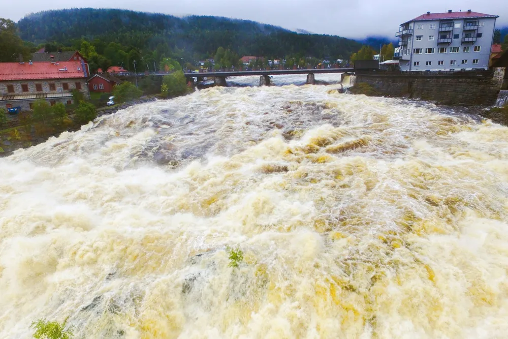 Store vannmengder i Numedalslågen ved Kongsberg. E134 har i perioder vært stengt. Torsdag er veien stengt mellom Hokksund og Mjøndalen.