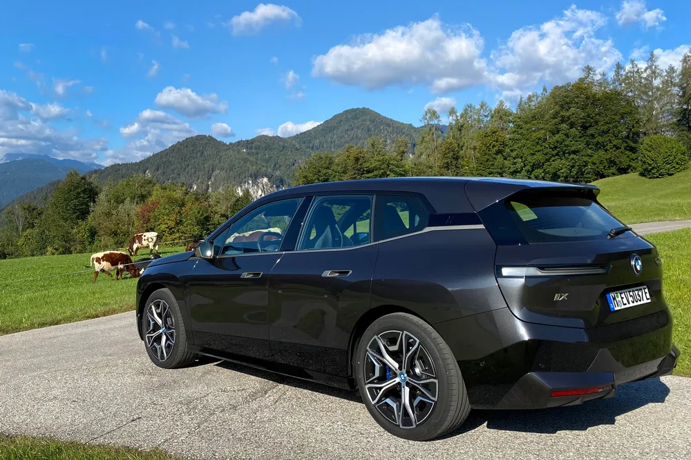 BMW iX xDrive50 vil få et momspåslag på 75.000 kroner for en fullutstyrt versjon.
