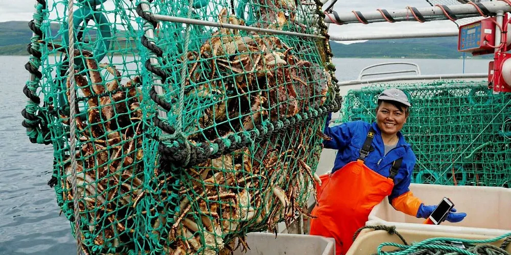 LIKER: Suphaphon Størksen jobbet som fysioterapeut i hjemlandet Thailand før hun ble kongekrabbefisker sammen med ektemannen Jostein i Finnmark. Hun stortrives på krabbefeltet.Foto: Privat