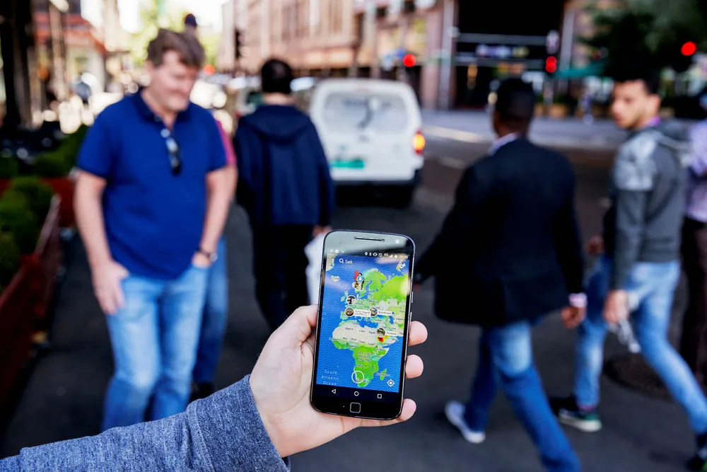 Snap Map deler bilder og videoer kringkastet av brukerne sine, med røde felter der trafikken er ekstra stor, for eksempel ved store nyhetshendelser. Foto: Fredrik Bjerknes