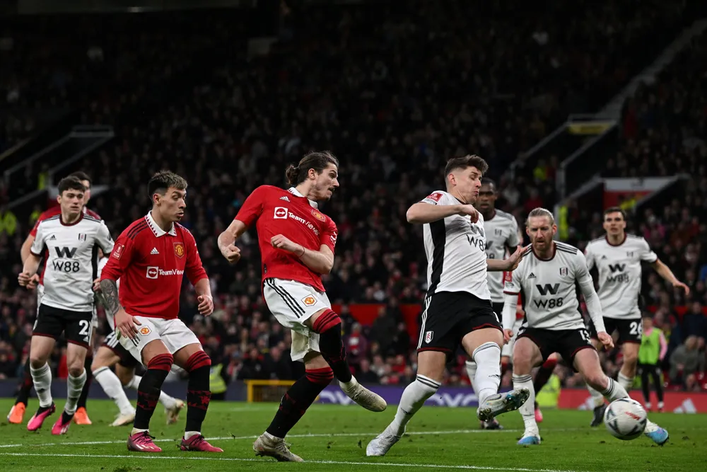 Fotballklubben Manchester United er i spill. Her fyrer Marcel Sabitzer av under en cupkamp mot Fulham sist helg.