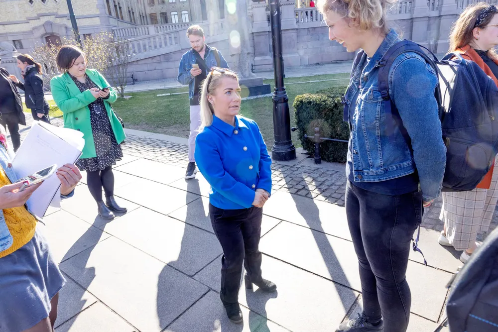 Landbruksminister Sandra Borch (Sp) i samtale med den unge bonden Marte Holte Sirivik. Norges Bondelag arrangerer frokost utenfor Stortinget en uke før kravet til jordbruksoppgjør skal leveres.