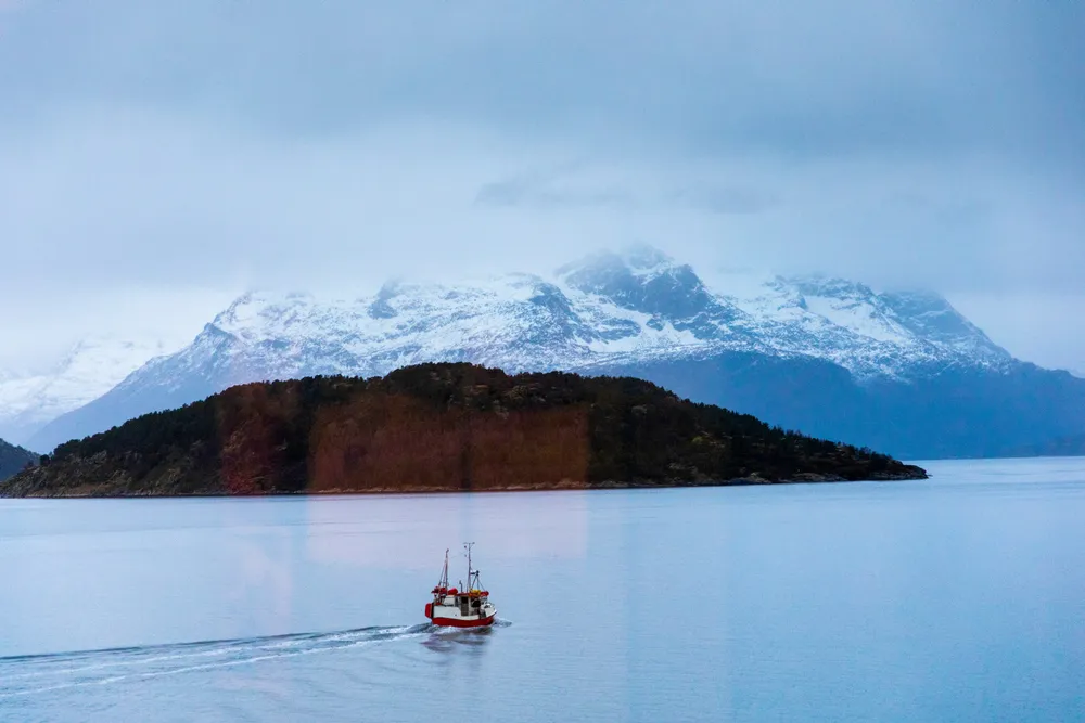 Det er enorm usikkerhet om hva så stor temperaturstigning vil bety for fisken i norske havområder og for omfang og intensitet av ekstremvær, skriver artikkelforfatterne.