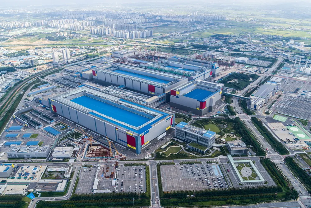 Samsung Electronics har forpliktet seg til å investere over 350 milliarder dollar (3450 milliarder kroner) de neste fem årene. Det nye, massive databrikkeanlegget i Pyeongtaek er et av de største og mest moderne i verden. Produksjonen har nettopp startet.