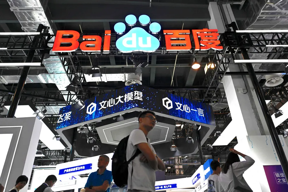 Fra mandag gjør det kinesiske teknologi- og internettselskapet Badu språkmodeller Ernie tilgjengelig som åpen kildekode. – Baidu kastet nettopp en molotovcocktail inn i KI-verdenen, sier Alec Strasmore, grunnlegger av AI-rådgivingsselskapet Epic Loot, til CNBC.