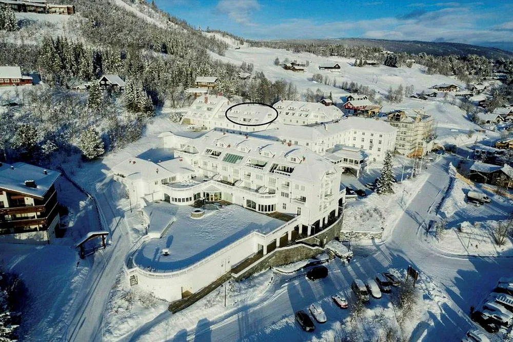 John Fredriksen selger luksusleiligheten på Geilo (innringet). Milliardæren har forsøkt å finne en kjøper siden 2016.