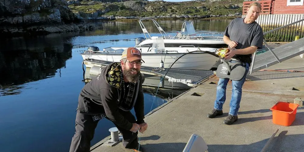 Det er sterke krefter som drar i stanga til Cato Bekkevoll (t.h) når han skal fange størje med stang, noe sportsfiskerkollega Johan Friberg demonstrerer. De deltar i forskningsfiske etter størje for å feste merke til dem.Foto: Nils Torsvik