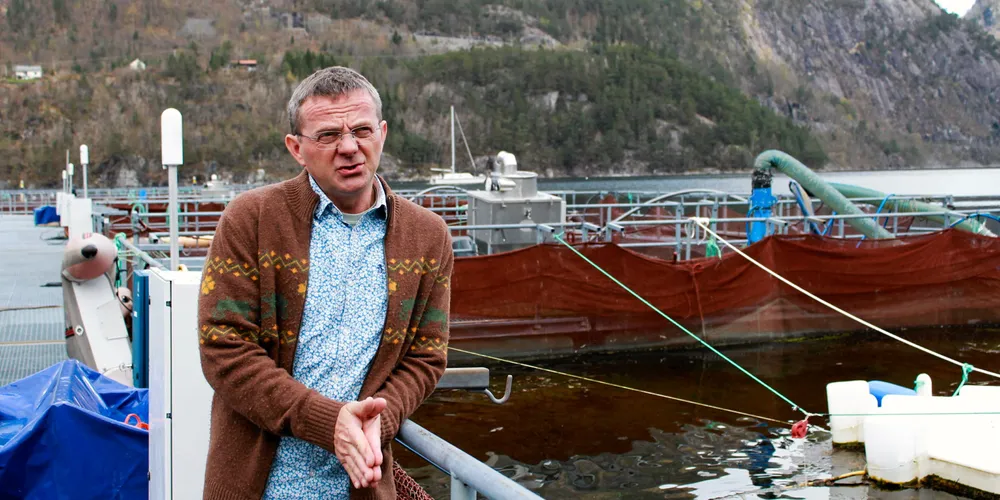 Havforsker Frode Oppedal ute på forskningsanlegget til Havforskningsinstituttet på Matre.