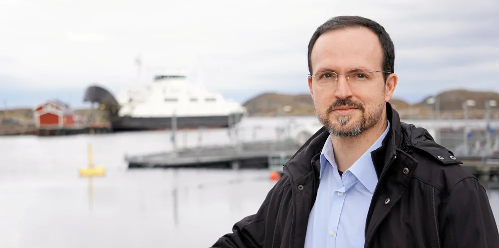Spanjolen Carlos Esteban er partner i venturekapital-fondet Faber. Han ble imponert over hva han så på lakseøya Lovund på Helgeland.