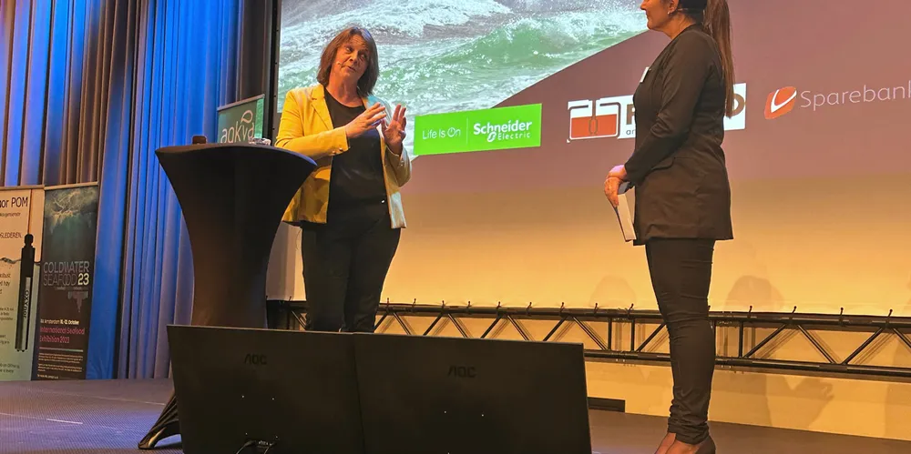 Statssekretær Kristina Sigurdsdottir Hansen. På scenen sammen med ordstyrer Solveig Van Nes på Aqkva-konferansen 2023.