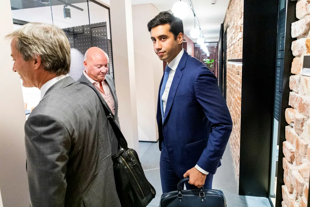 Advokat Fredrik Lykke i Dla piper (t.v) og Amine Nedjai i Alpha Blue Ocean (t.h.) forlater den ekstraordinære generalforsamlingen i Element. I midten styreformann i Element, Thomas Christensen.