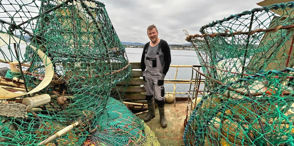 Den færøyske reketråleren «Arctic Viking» kom 25. august til Tromsø med snøkrabbeteiner stablet på hver ledige plass på dekk. Skipper Heri Vernar Thomsen reagerer sterkt på at norske snøkrabbefiskere tilsynelatende dumper teiner.