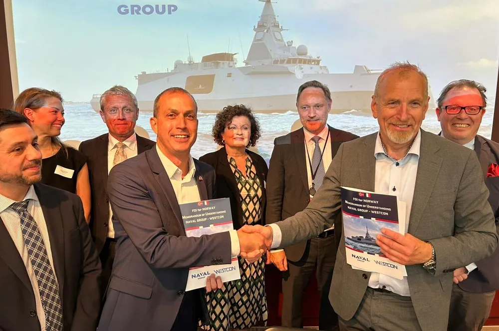 Administrerende direktør ved Westcon Yards, Øystein Matre (t.h) og franske Guillaume Weisrock fra Naval Group har tegnet en intensjonsavtale om at Westcon skal ta seg av vedlikeholdet av de nye, norske fregattene om franskmennene vinner anbudet.