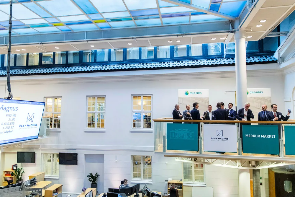 Sjakkselskapet Play Magnus er et av mange selskaper som har blitt notert på «minibørsen» Merkur Market på Oslo Børs i år. Nå har Finanstilsynet sendt et brev til meglerhusene for å minne dem på deres plikter overfor nye kunder.