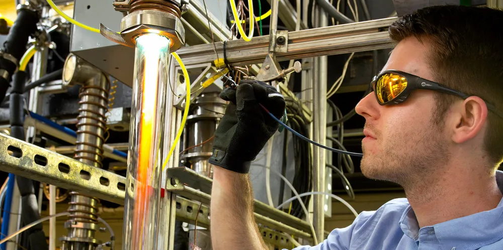 En ansatt i H Quest i sving i laboratoriet som har utviklet den nye teknologien.