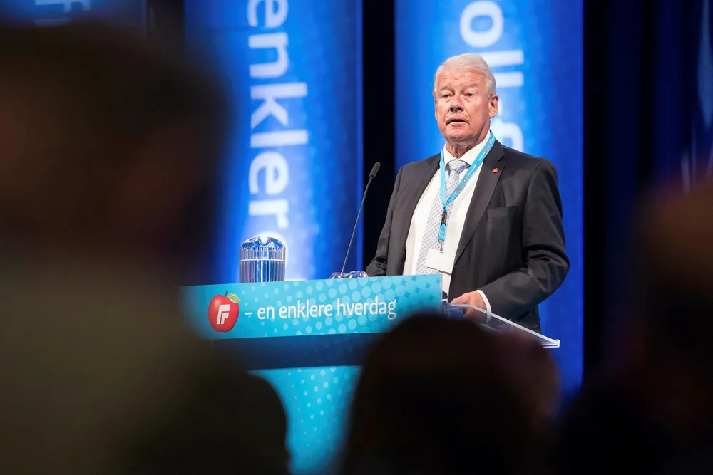 Carl I. Hagen på talerstolenunder Frps landsmøte på Gardermoen. Foto: Audun Braastad / NTB Scanpix